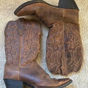 Perfectly worn in Justin cowgirl boots
